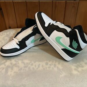 Air Jordan 1 Mid Green Glow Size 10.5 SKU DQ8426-103